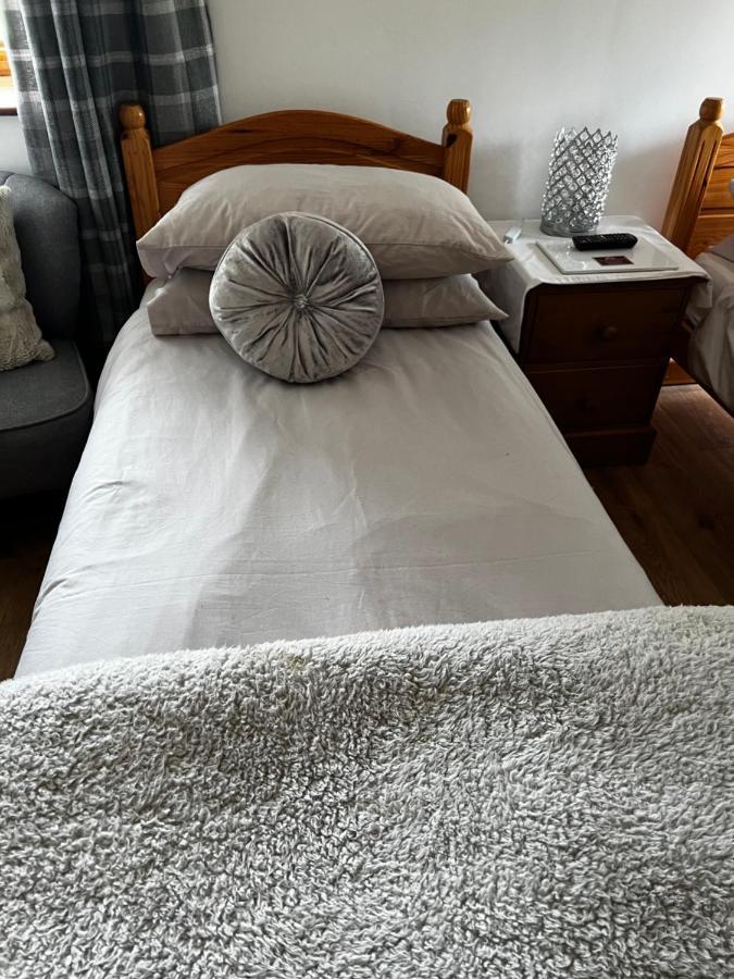 Beudy Bach Bed & Breakfast Cross Hands Екстериор снимка