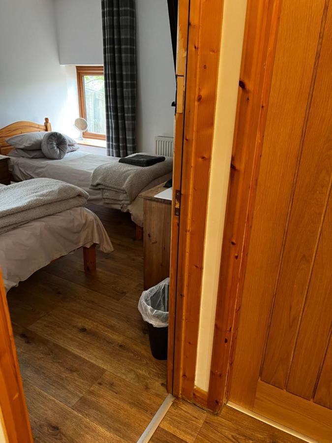 Beudy Bach Bed & Breakfast Cross Hands Екстериор снимка