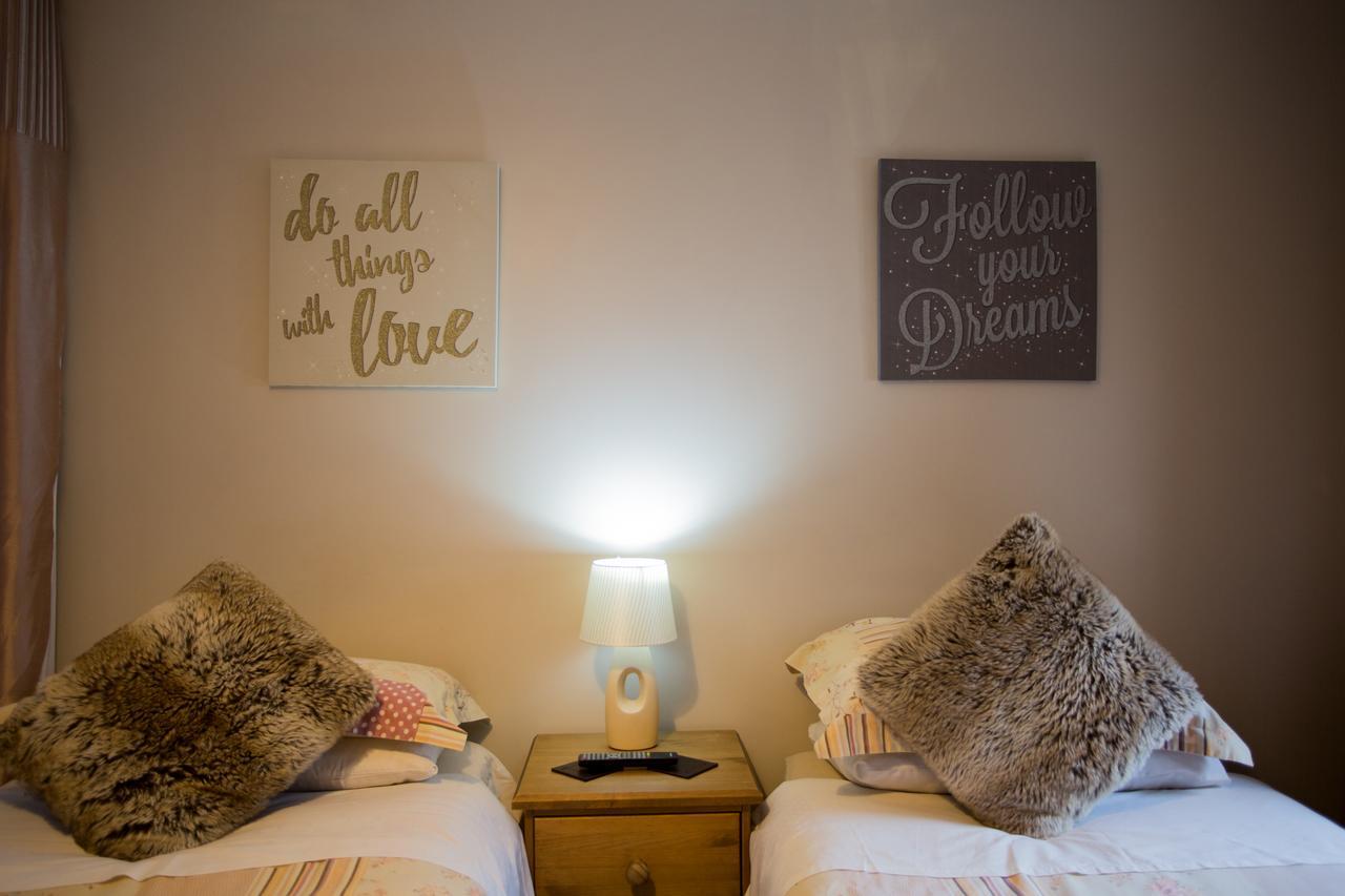 Beudy Bach Bed & Breakfast Cross Hands Екстериор снимка